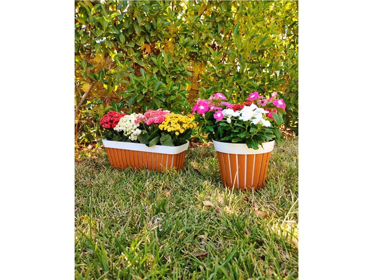 Vaso e coprivaso linea kreta diametro vaso interno 30cm realizzato in  plastica riciclata colori terracotta e bianco